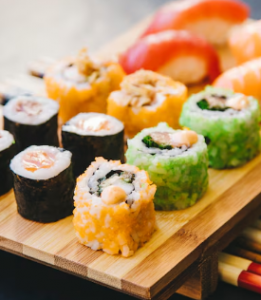 Вкусности на пороге вашего дома: доставка суши и роллов